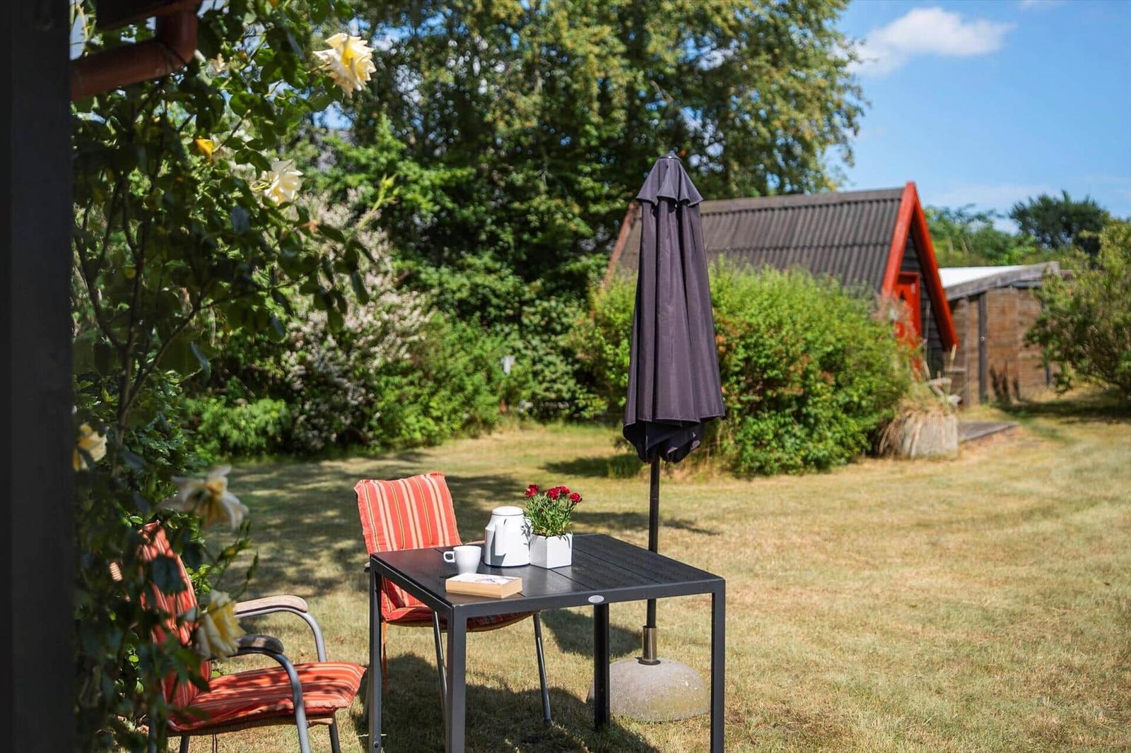 Wohnung mit Schlafzimmer, Küche und Bad. Flur und Toilette sind ebenfalls eingezeichnet.