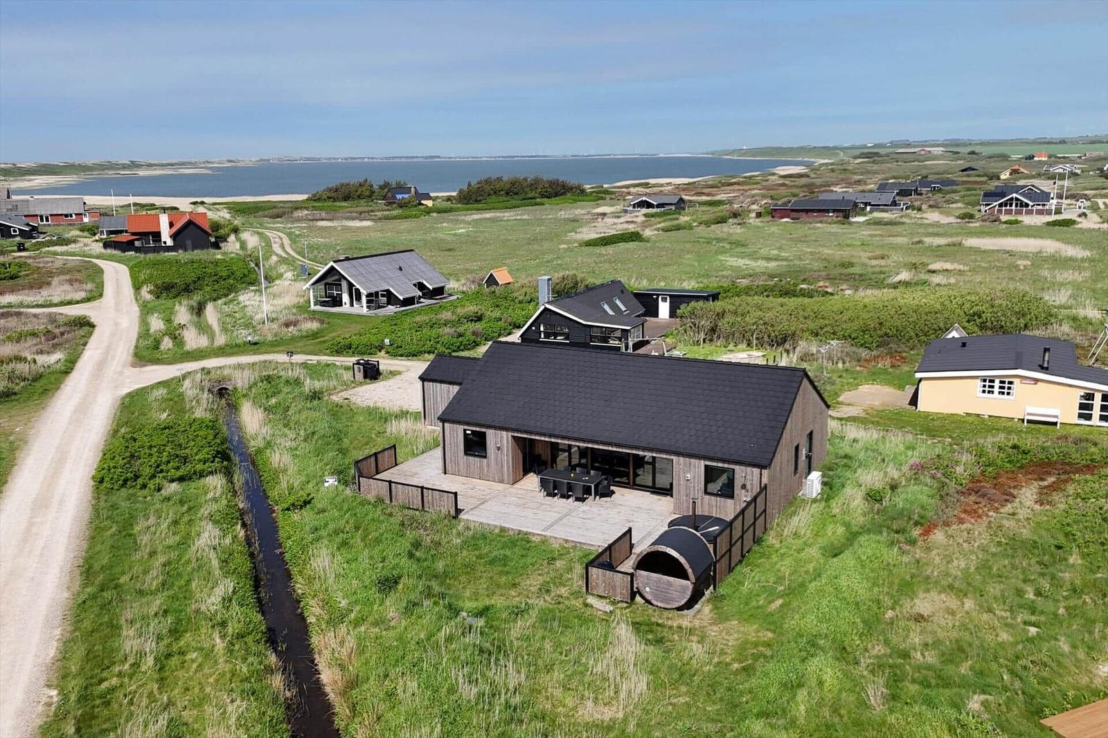 Holzhaus mit Terrasse und Blick auf die Nordsee