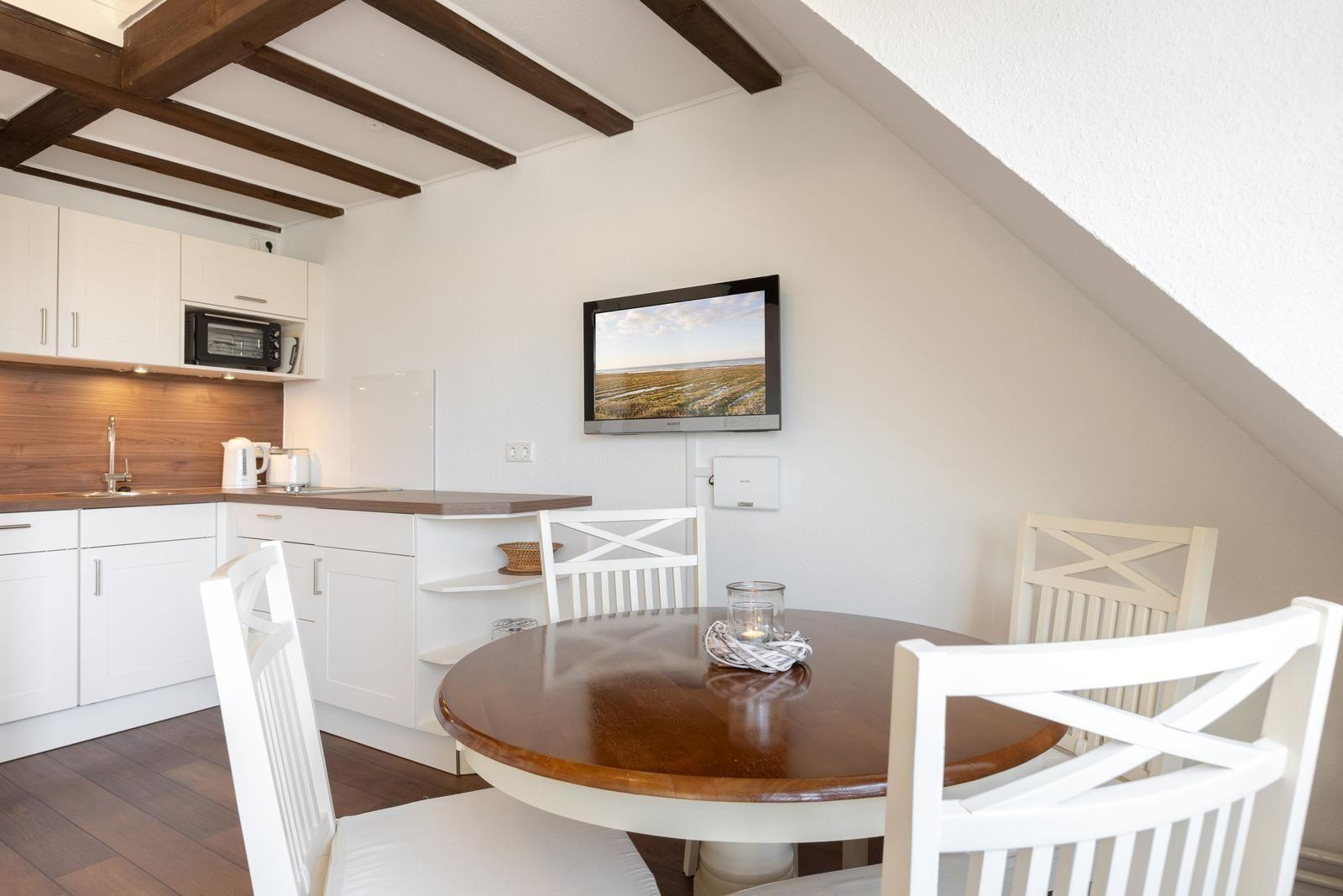 Offene Küche mit Esstisch im Wohnzimmer