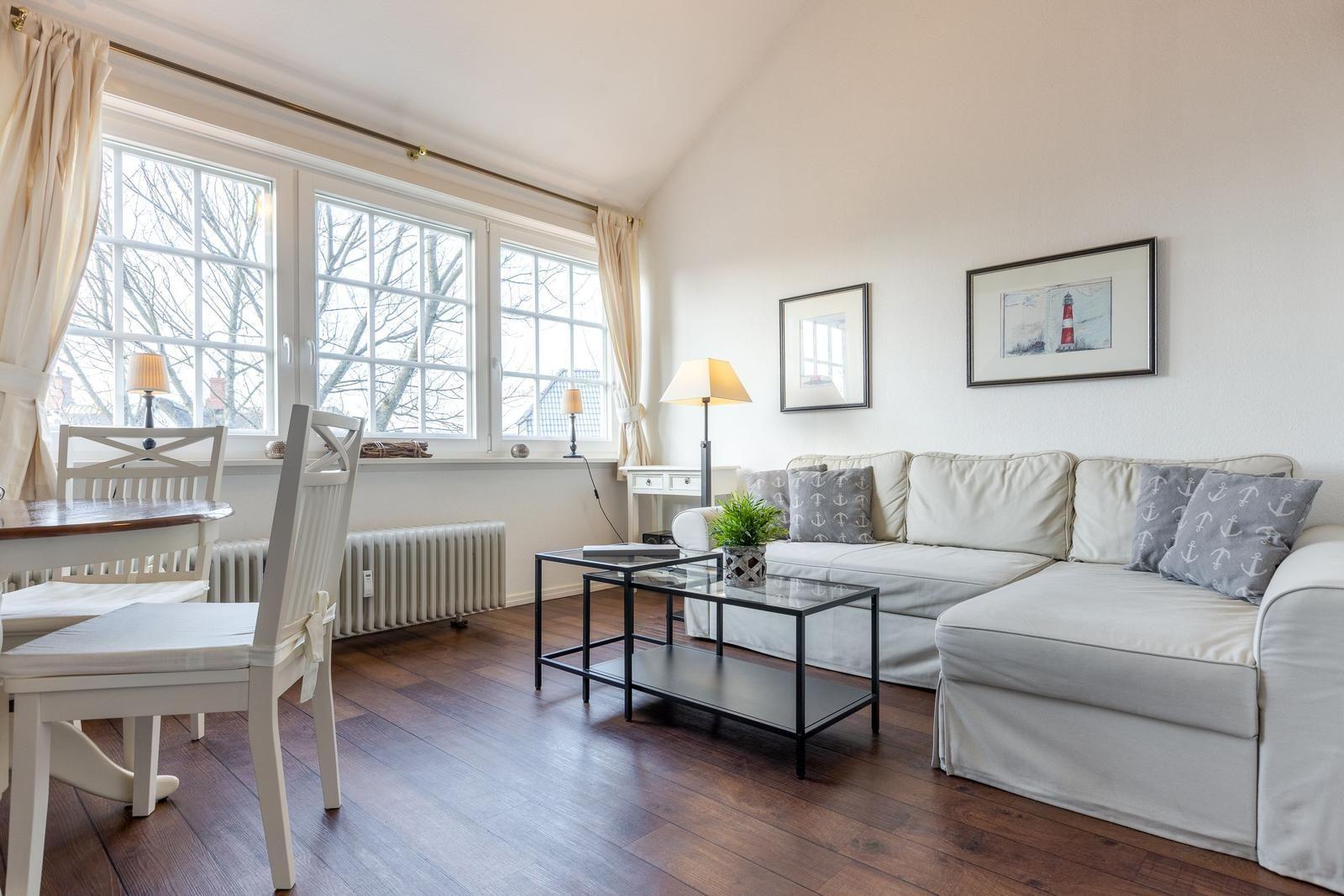 Wohnzimmer mit Couchecke und schönen Blick aus dem Fenster