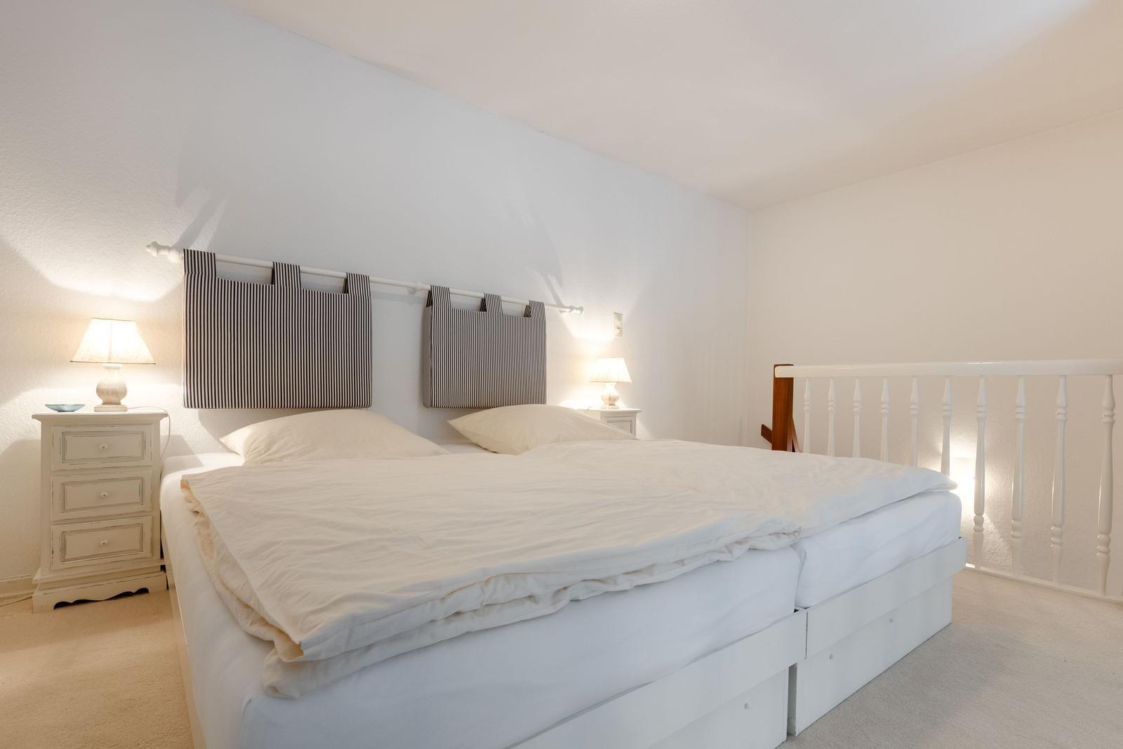Schlafzimmer mit Doppelbett