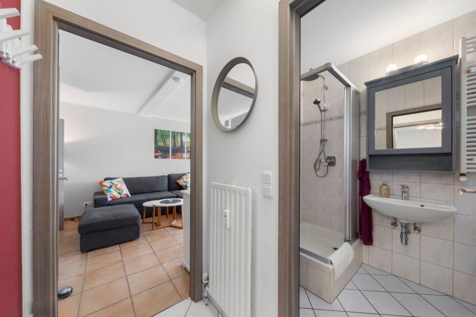 Blick vom Flur ins Wohnzimmer und ins Badezimmer