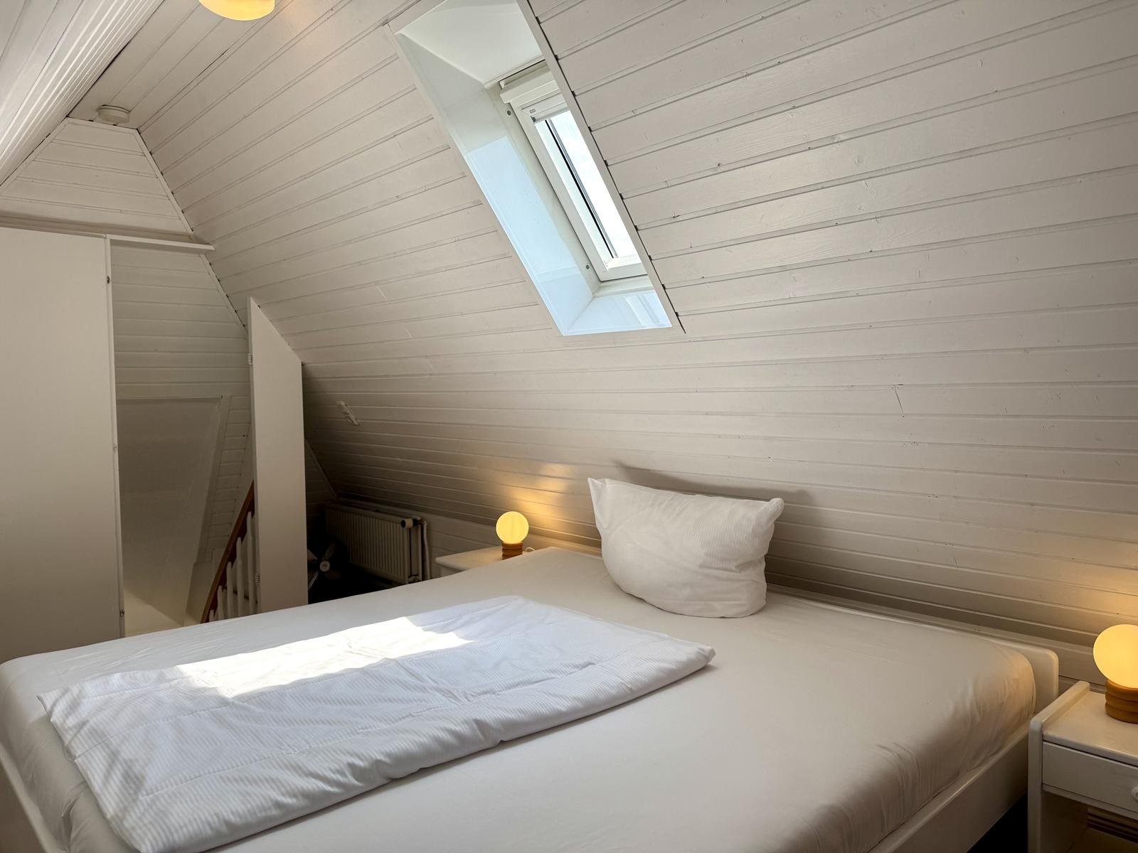 Doppelschlafzimmer (180x200 cm) im DG