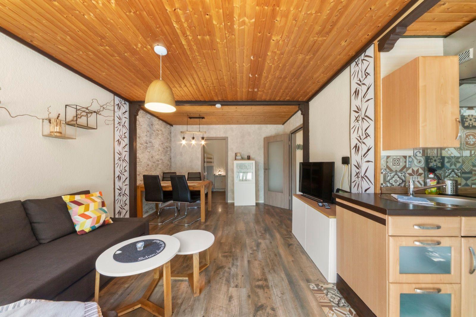 Wohnzimmer und Essbereich im Hintergrund