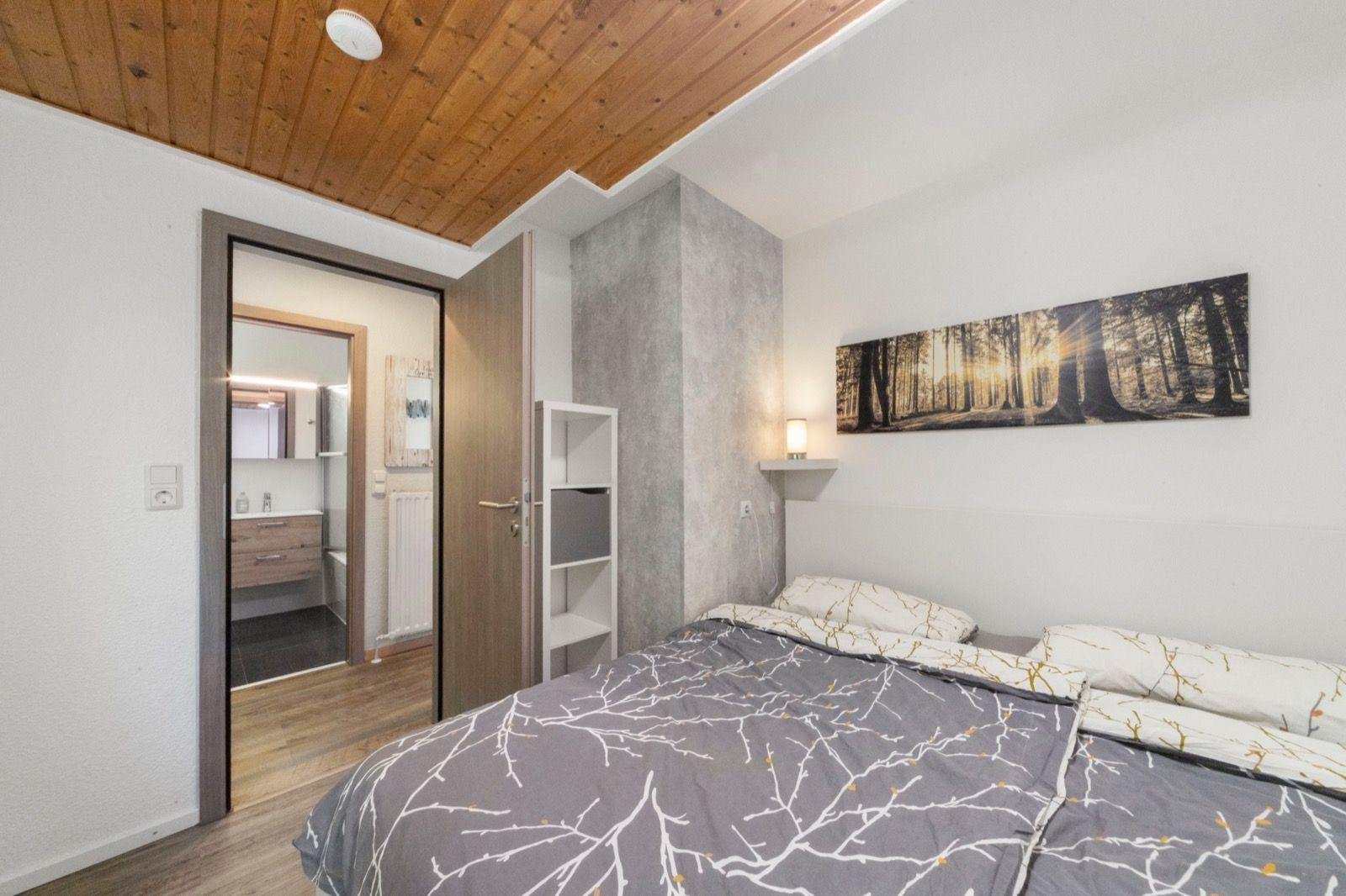 Schlafzimmer mit Doppelbett