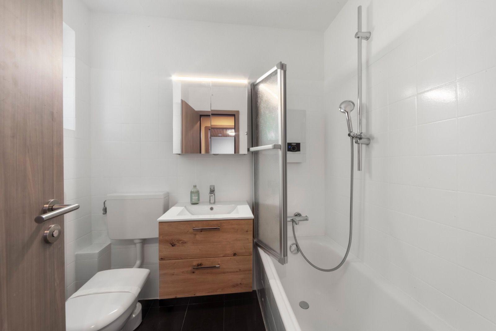 Badezimmer mit Dusche und Badewanne