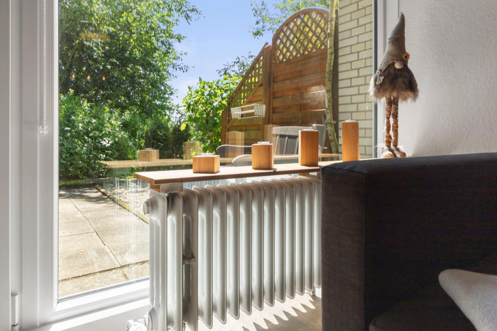 Blick vom Wohnzimmer auf die Terrasse