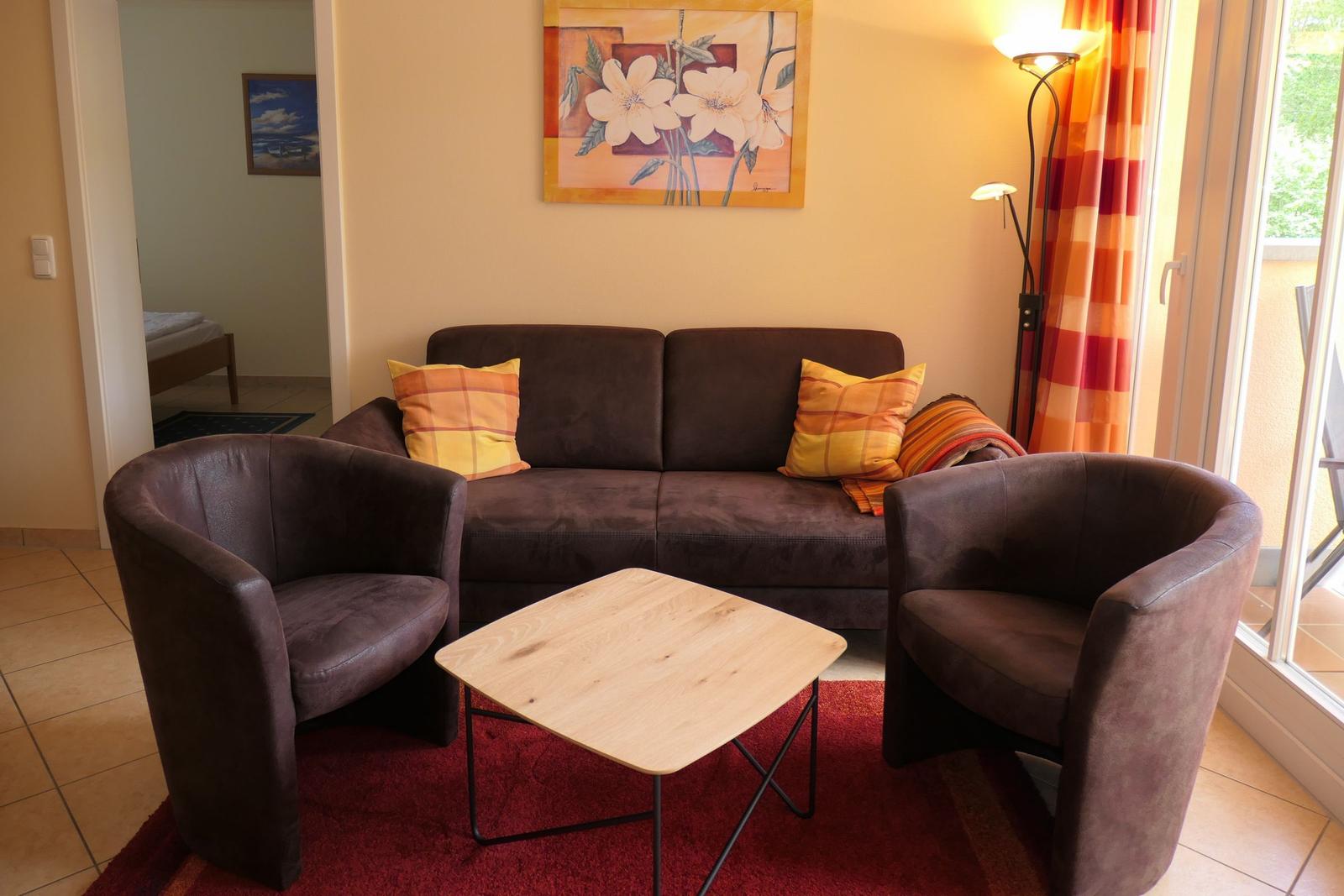 Wohnzimmer mit Sofa und Sessel
