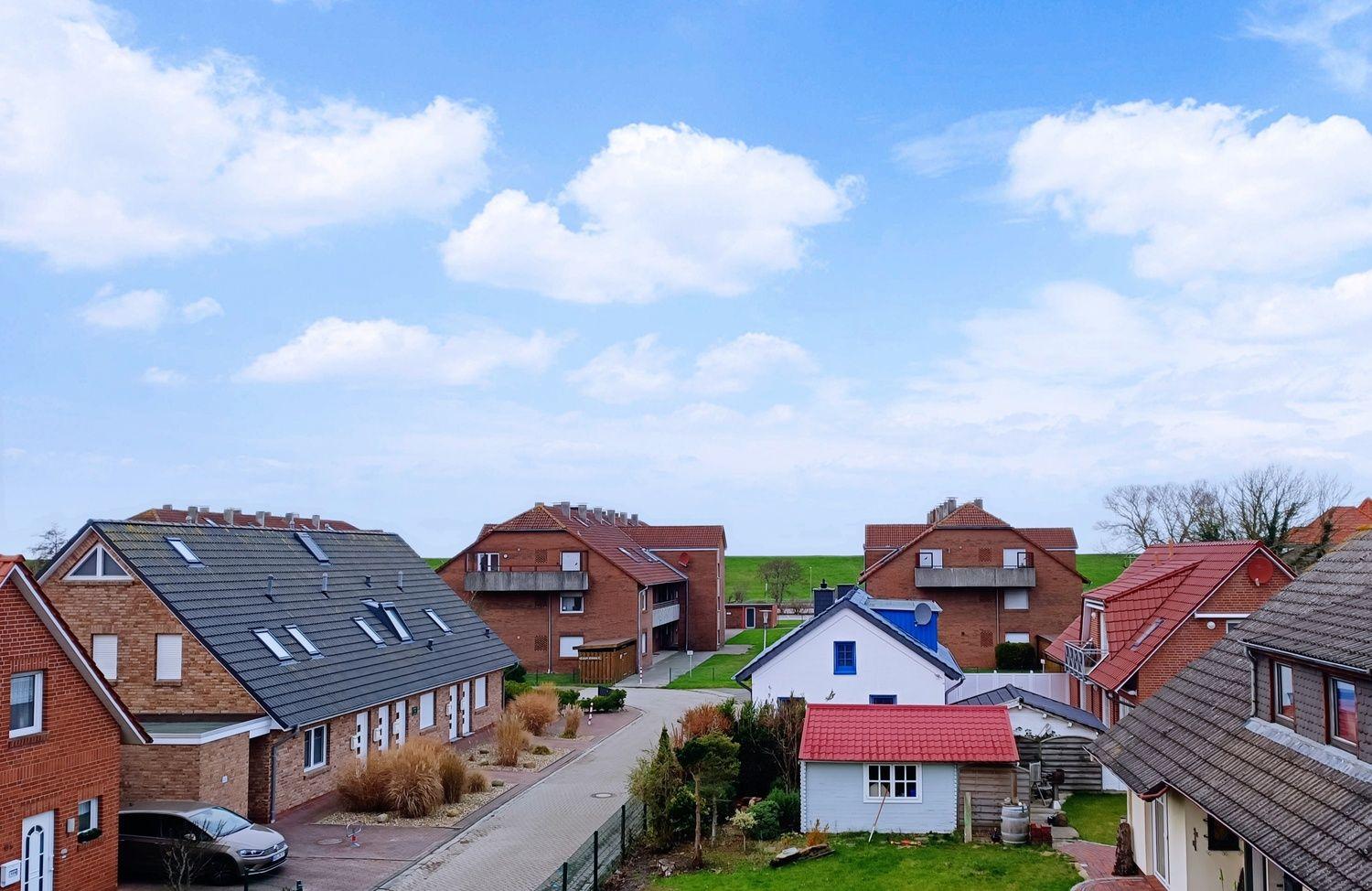 Blick aus dem Schlafzimmerfenster zum Deich