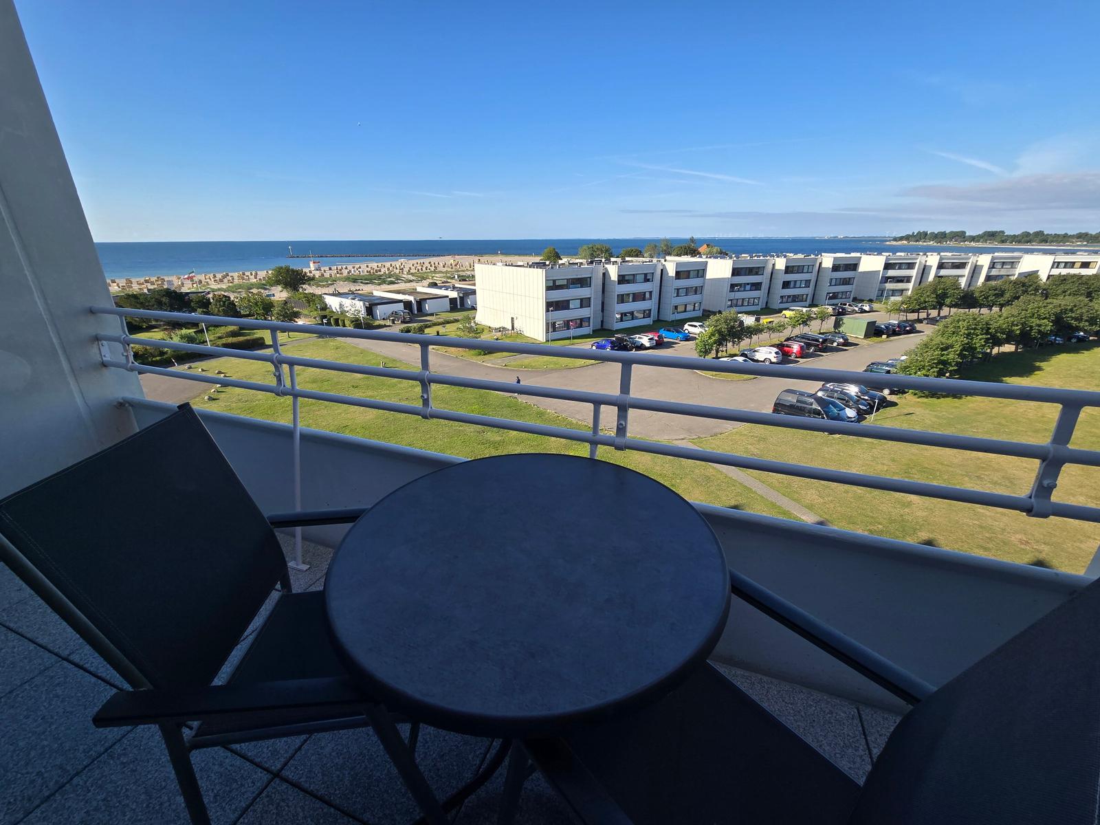 Sonniger Balkon mit Ostseeblick und Sitzgelegenheit für entspannte Stunden an der frischen Meeresluft.