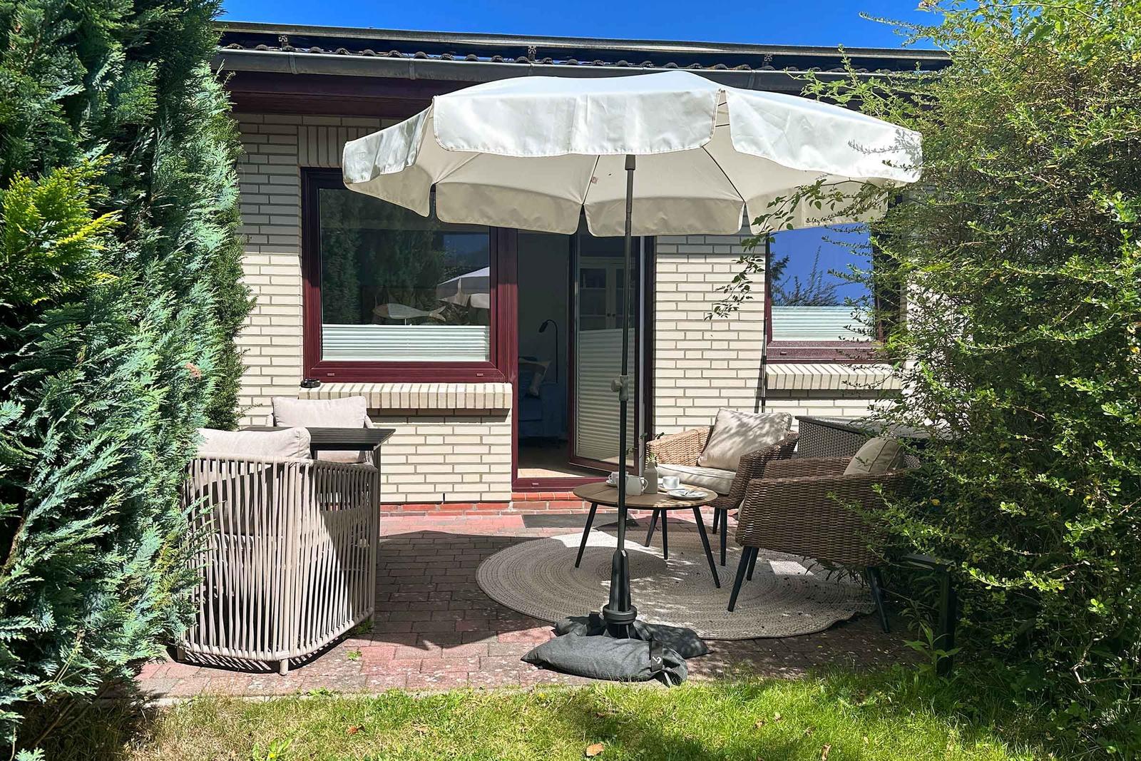Vor Wind und neugierigen Blicken geschützte Terrasse