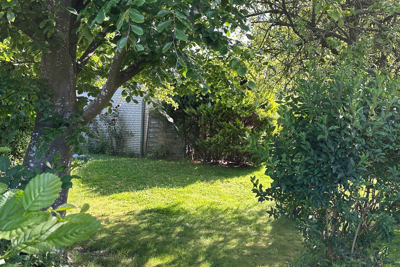 Blick vom Garten auf die geschützte Terrasse