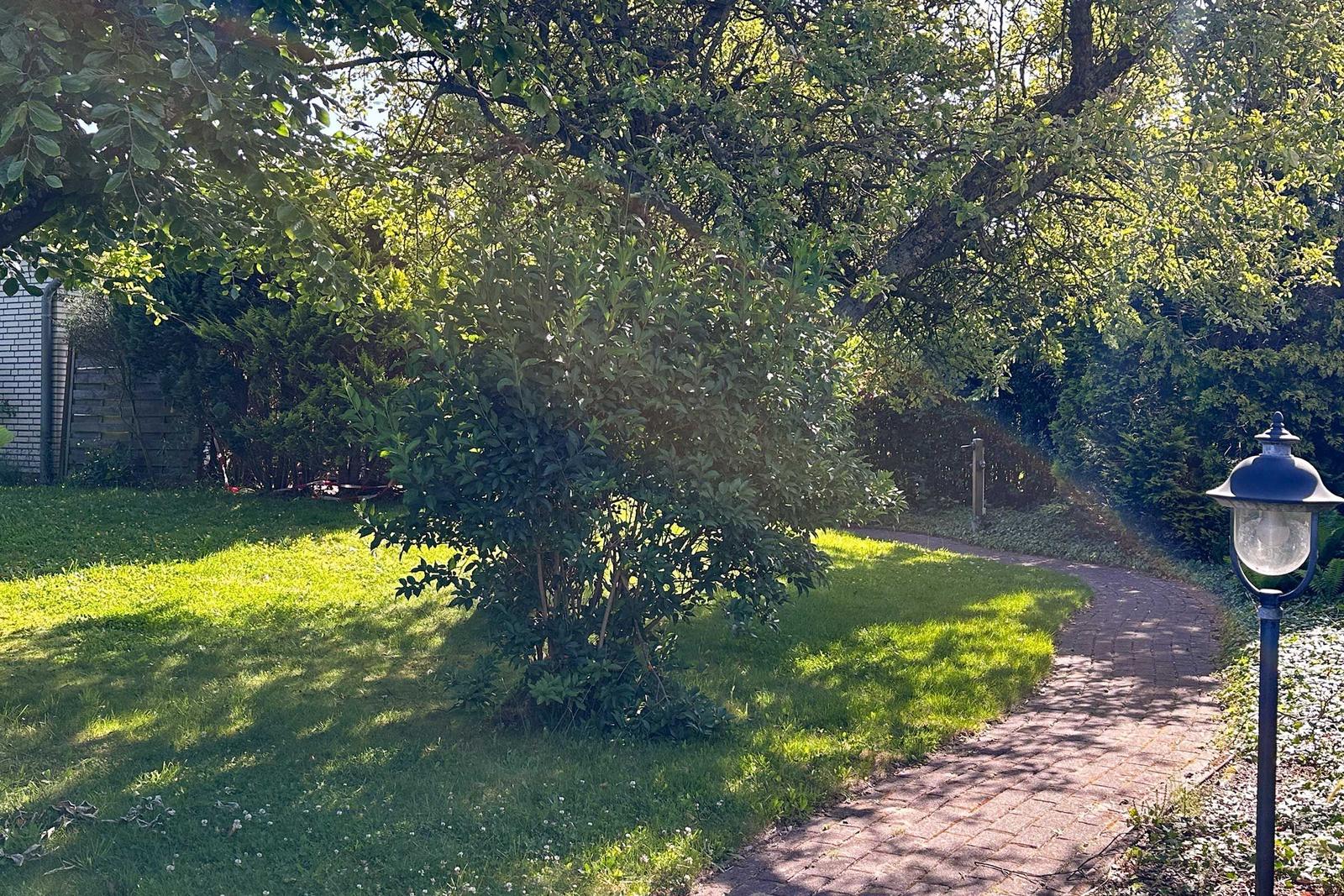 Durch den Garten zum eigenen Hauseingang