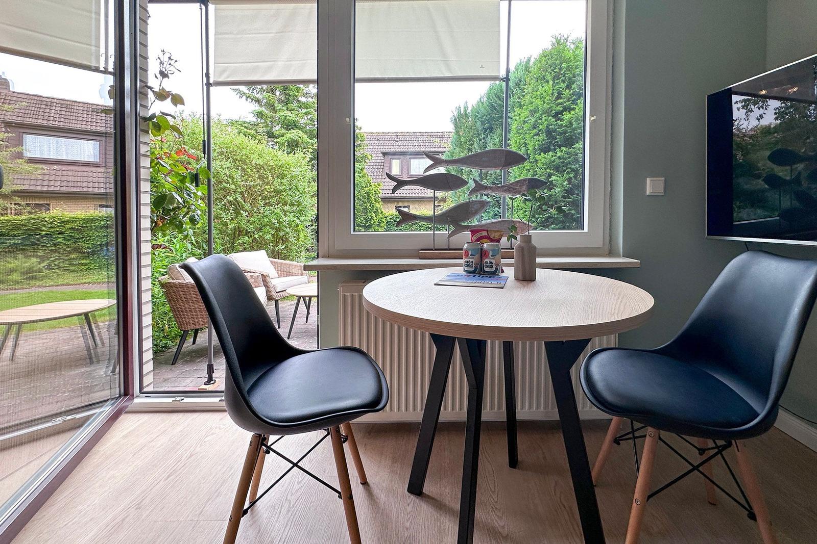 Bequemer Essplatz mit Blick in den Garten