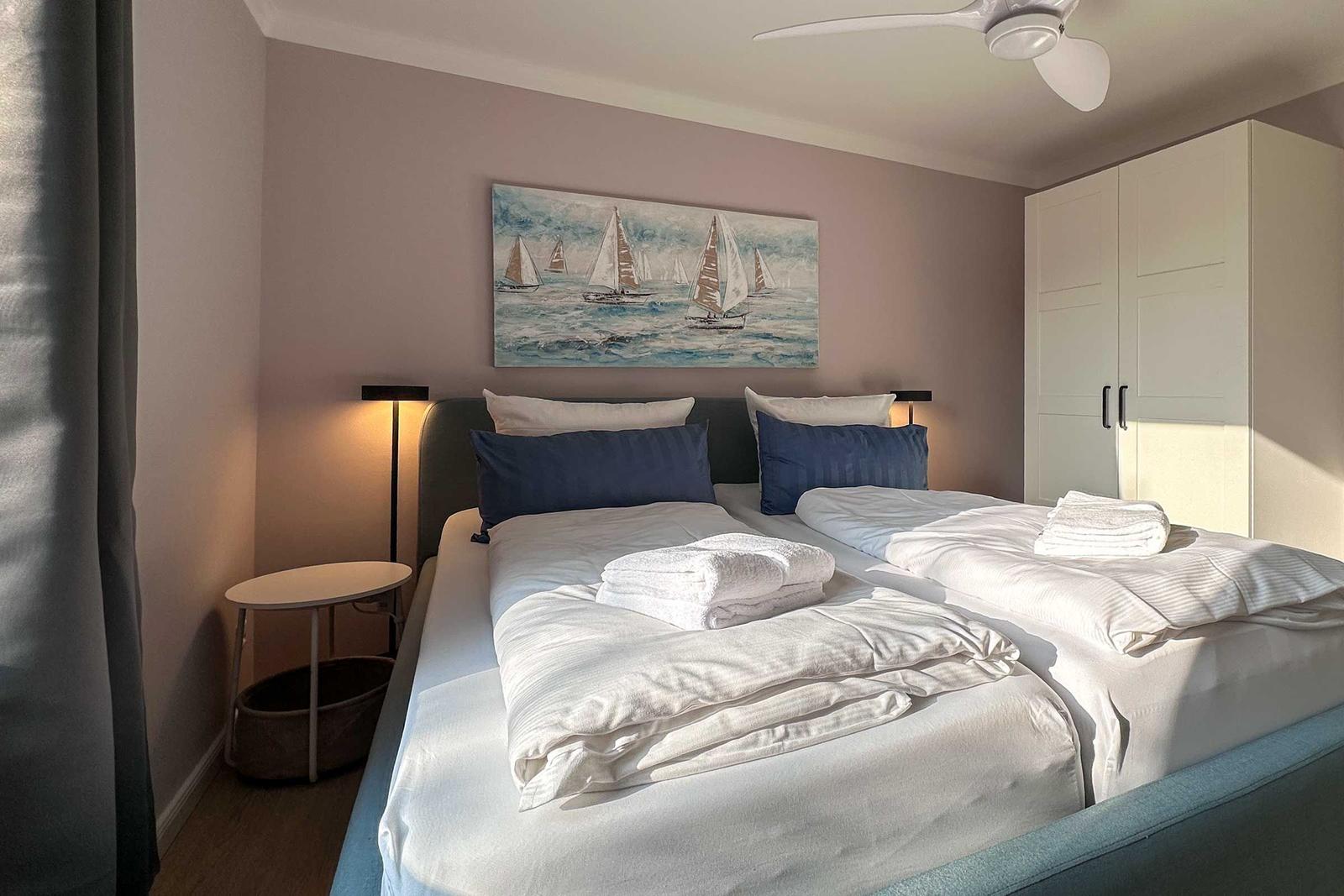 Schlafzimmer mit Deckenventilator, Fliegengitter und bald Black-Out Plissee