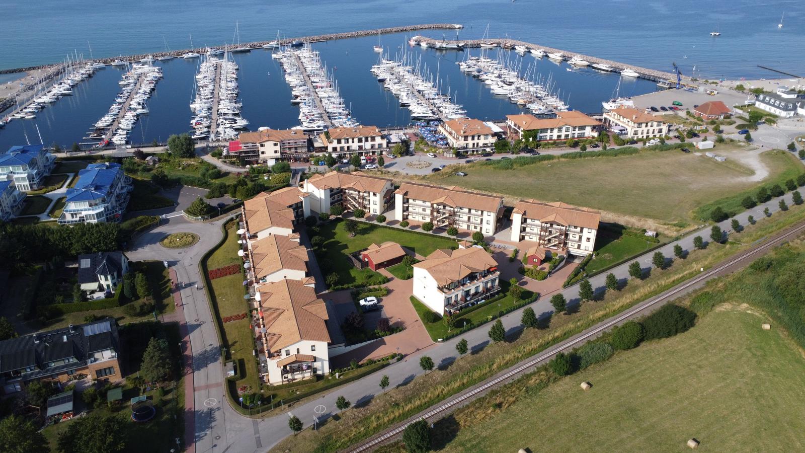 Liegenschaft mit Marina, Bootshäusern und Wohnhäusern an der Küste.