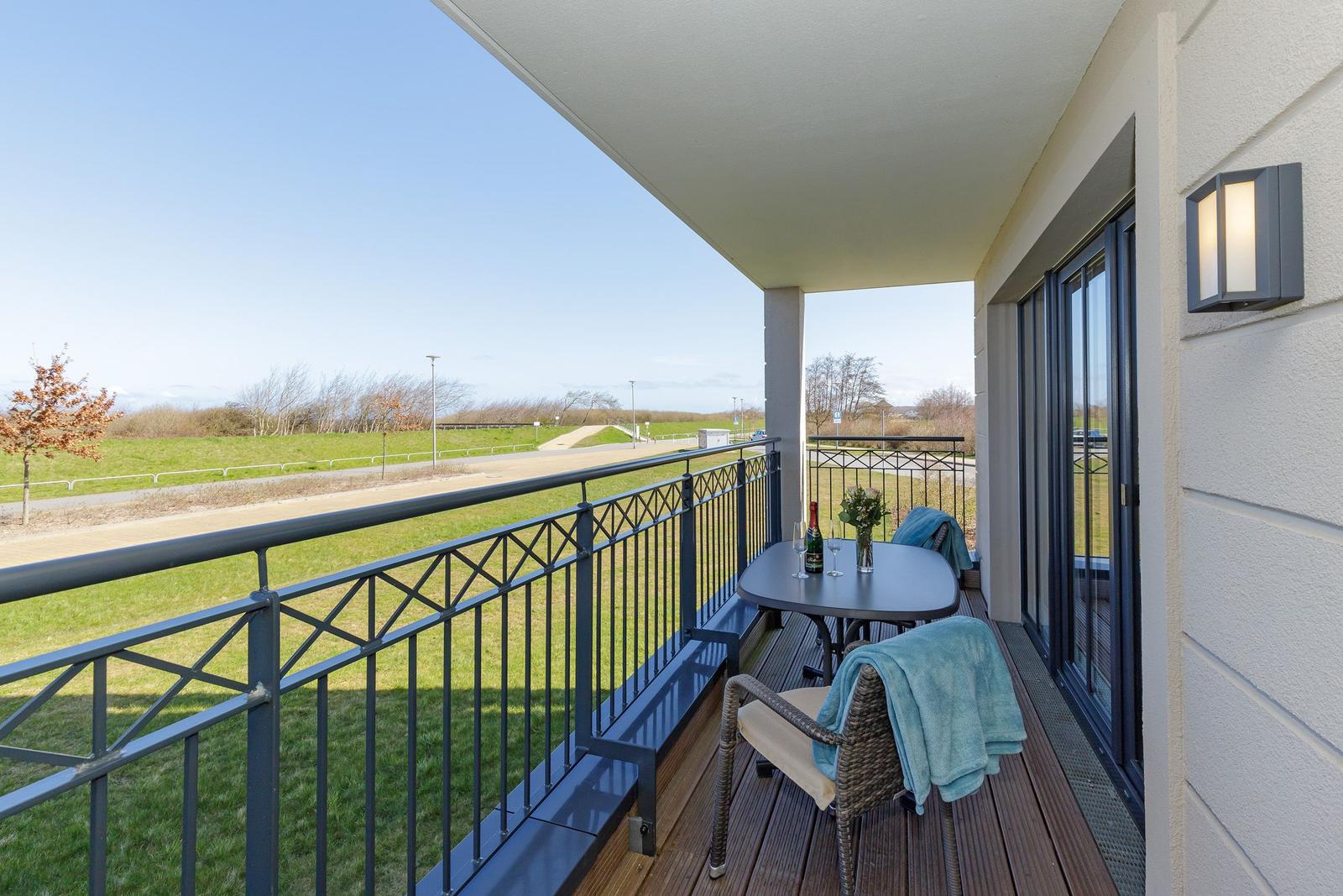 Großer Innenpool mit goldener Decke und Liegen