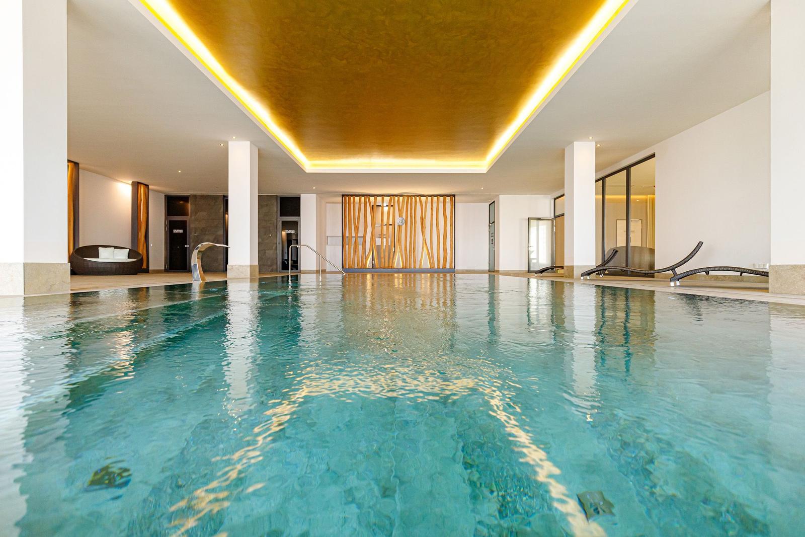 Moderne Dusche mit Holzwand und großem Fensterbereich.
