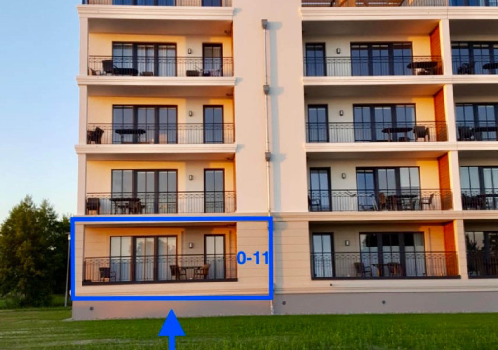 Ferienwohnung mit Balkon und Glastüren. Untergeschoss mit Nummer 0-11.