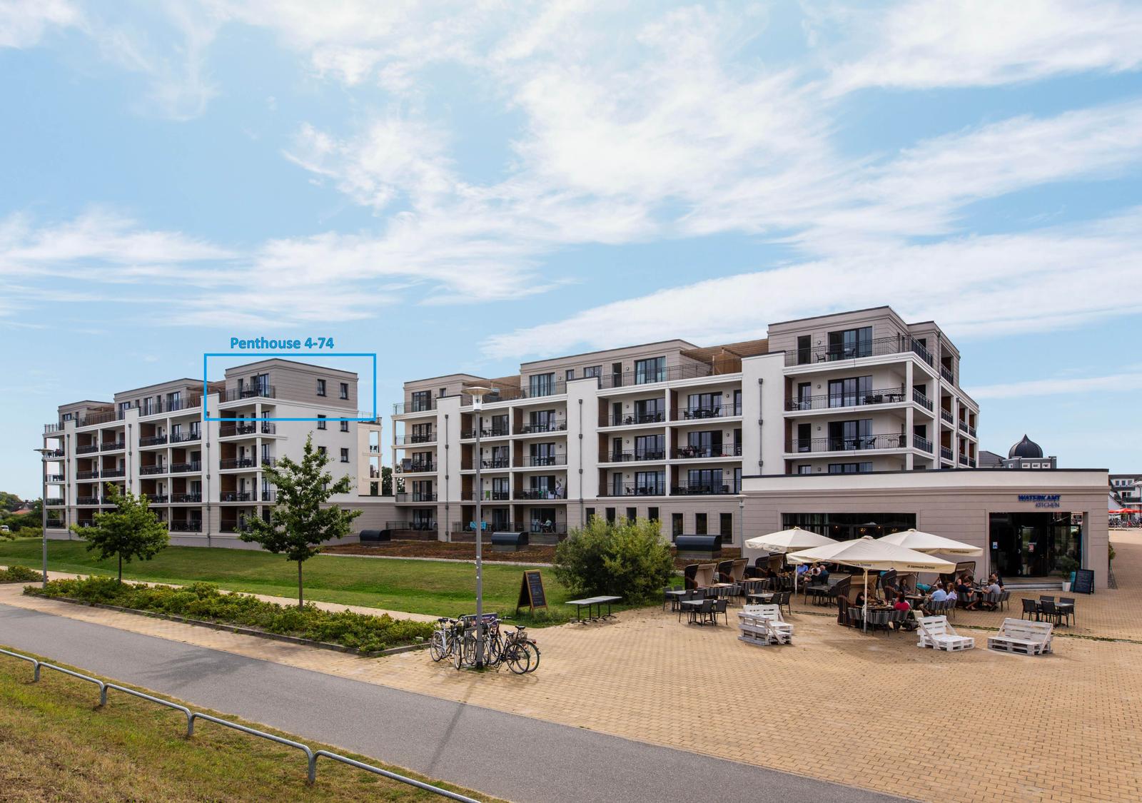 Penthouse 4-74 mit Balkon und moderner Fassade im Gebäudekomplex