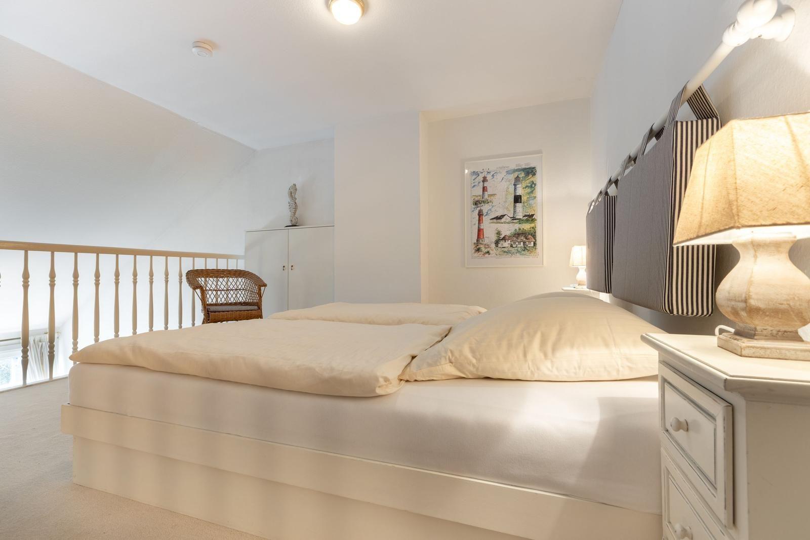 Schlafzimmer mit Doppelbett auf der offenen Empore
