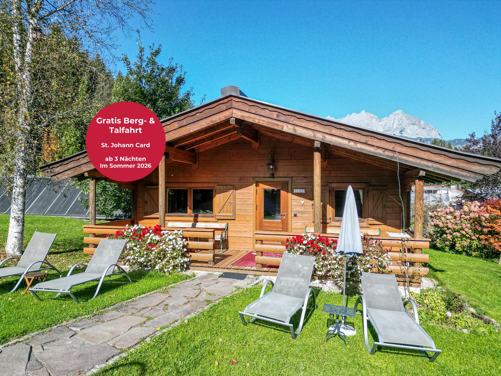 Holzhaus mit Terrasse, Gartenliegen und Bergblick. Gratis Berg- und Talfahrt ab 3 Nächten.