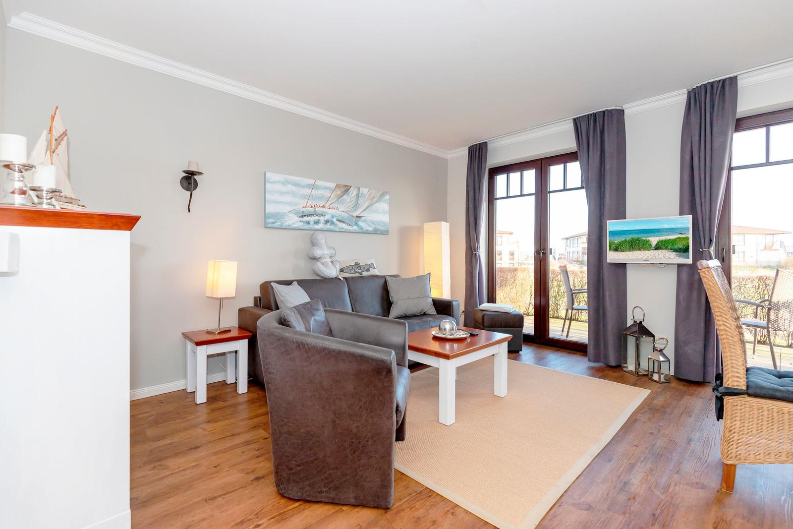 Wohnzimmer mit Sofa, Couchtisch und Blick auf Terrasse