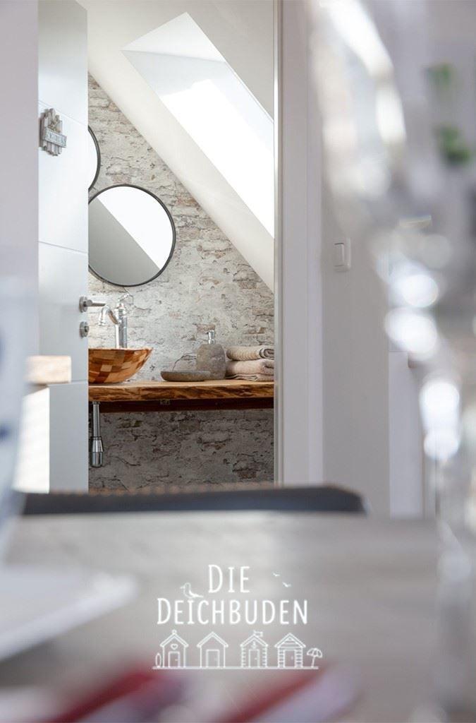 Sicht Esstisch in das Badezimmer...