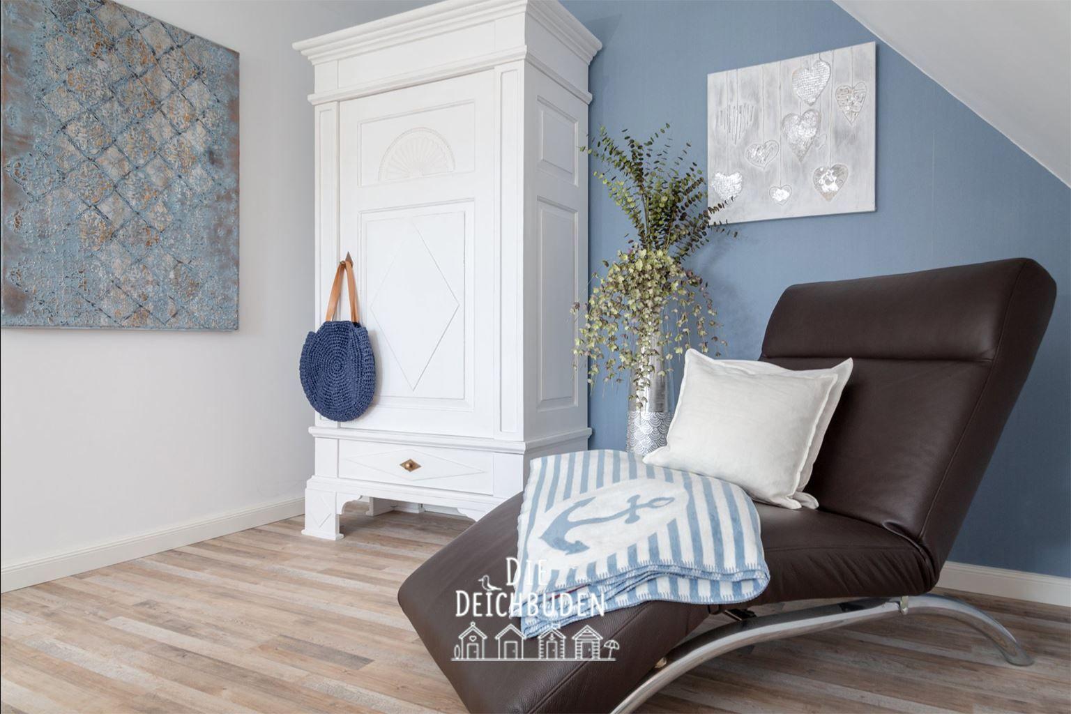 Relax-Sessel im Schlafzimmer 1...
