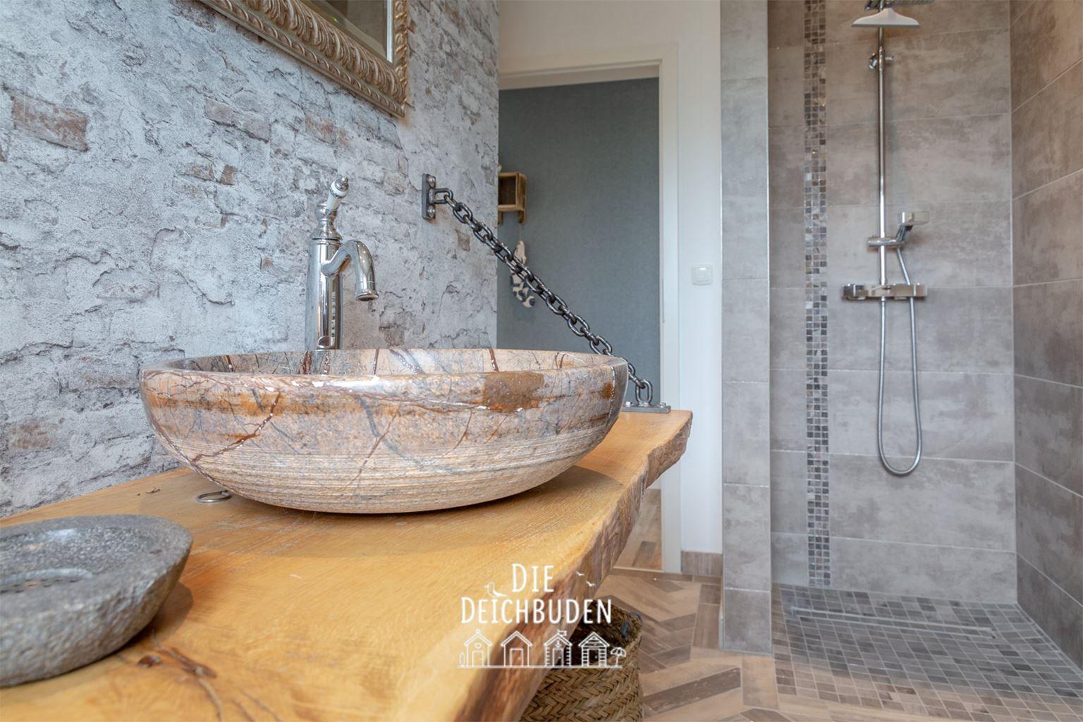 Dusche im Badezimmer...