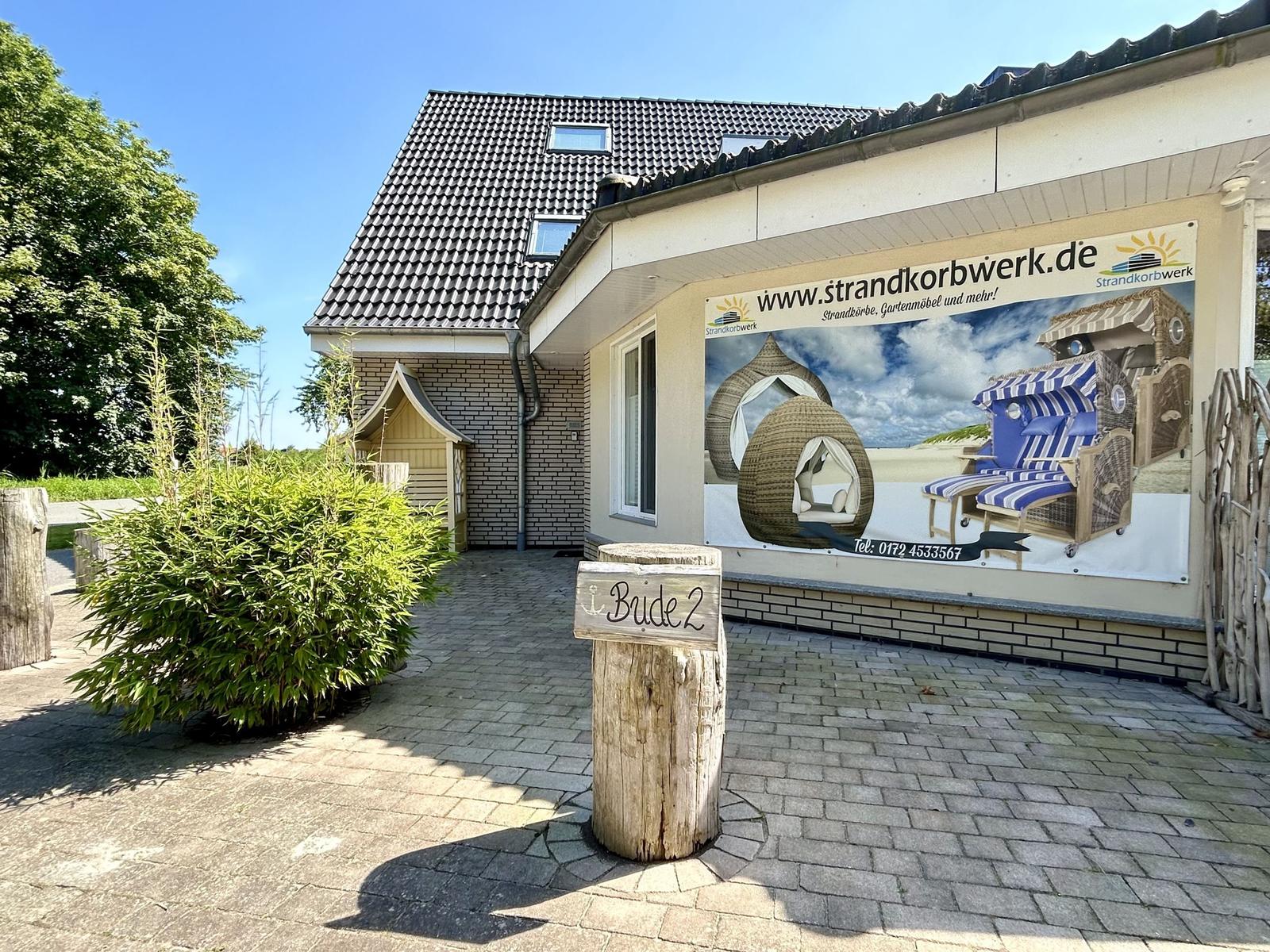 stets bestückt mit hochwertigen Gartenmöbeln...
