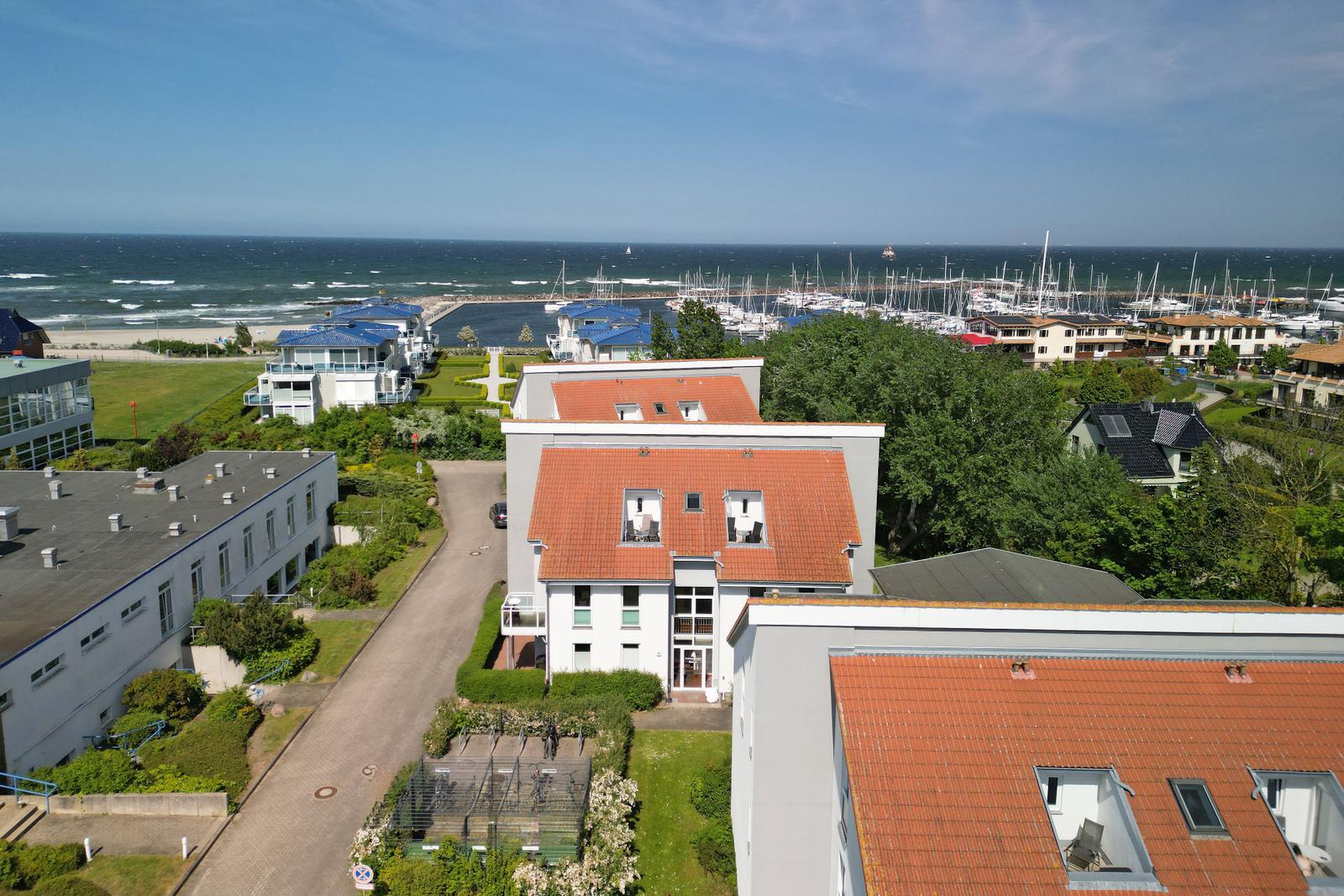 Yachthafenresidenz Haus 5-7 und Wohnungsbalkon