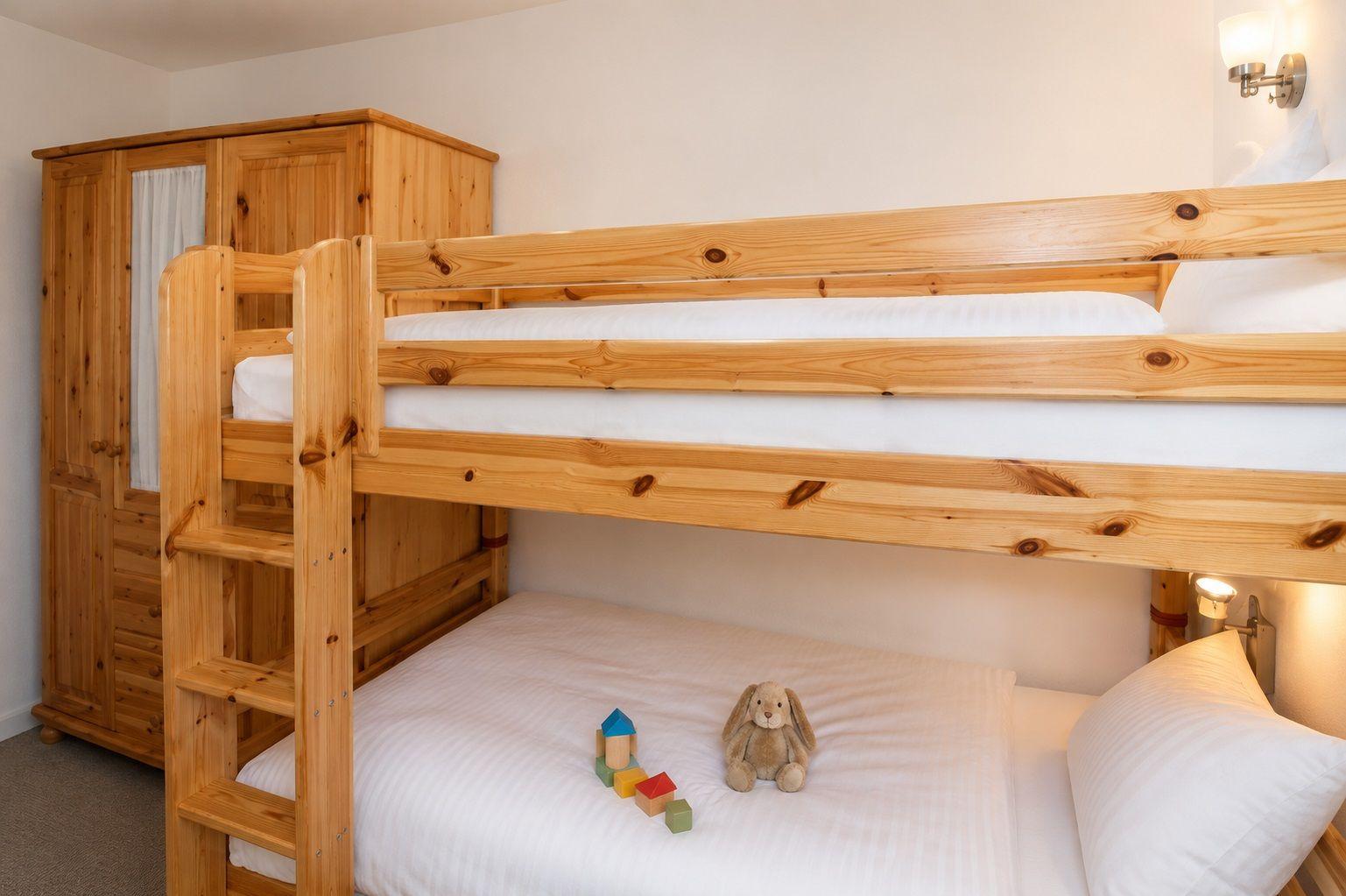 Ein Schlafzimmer mit einem Holzbett und einem Kleiderschrank.