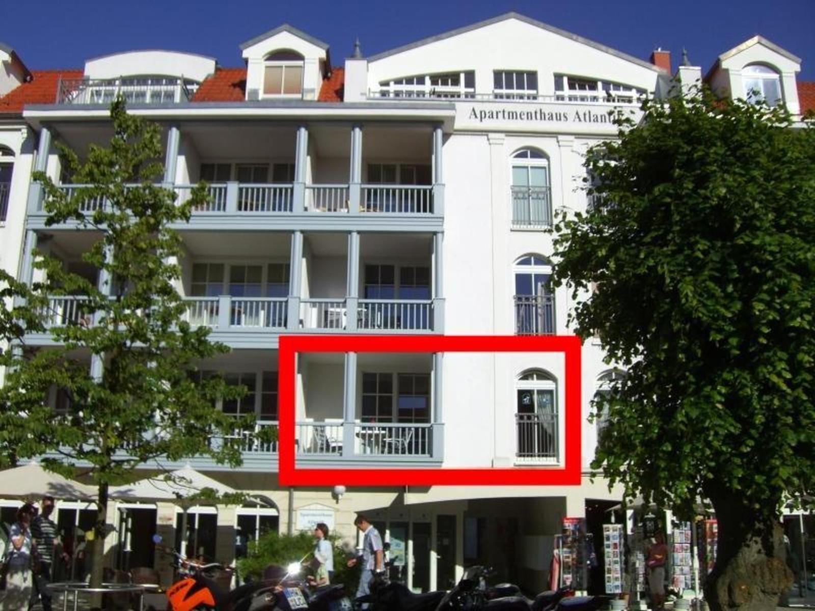 Apartment with balcony and window in the Apartmenthaus Atlantik