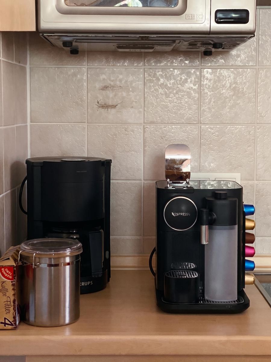 Bestückte Kaffe- und Teestation