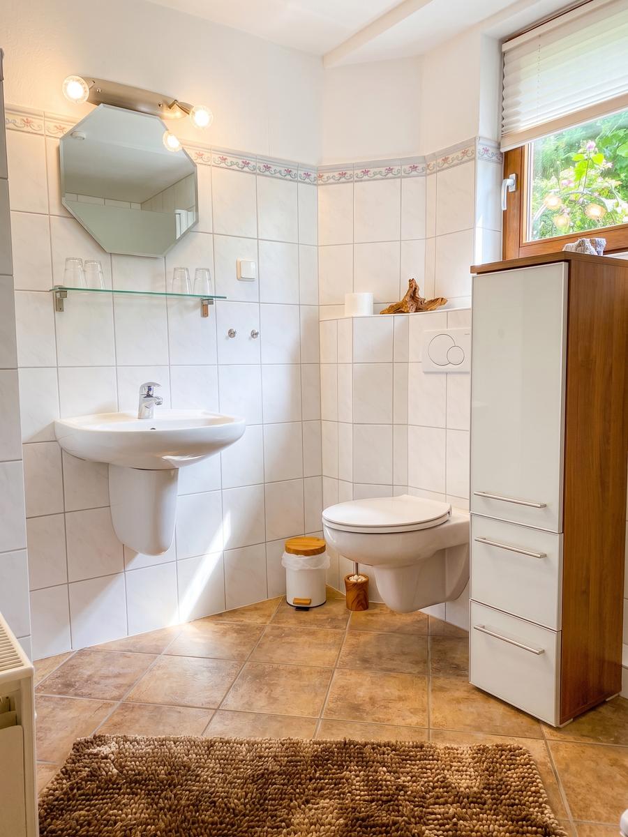 Badezimmer mit Fenster