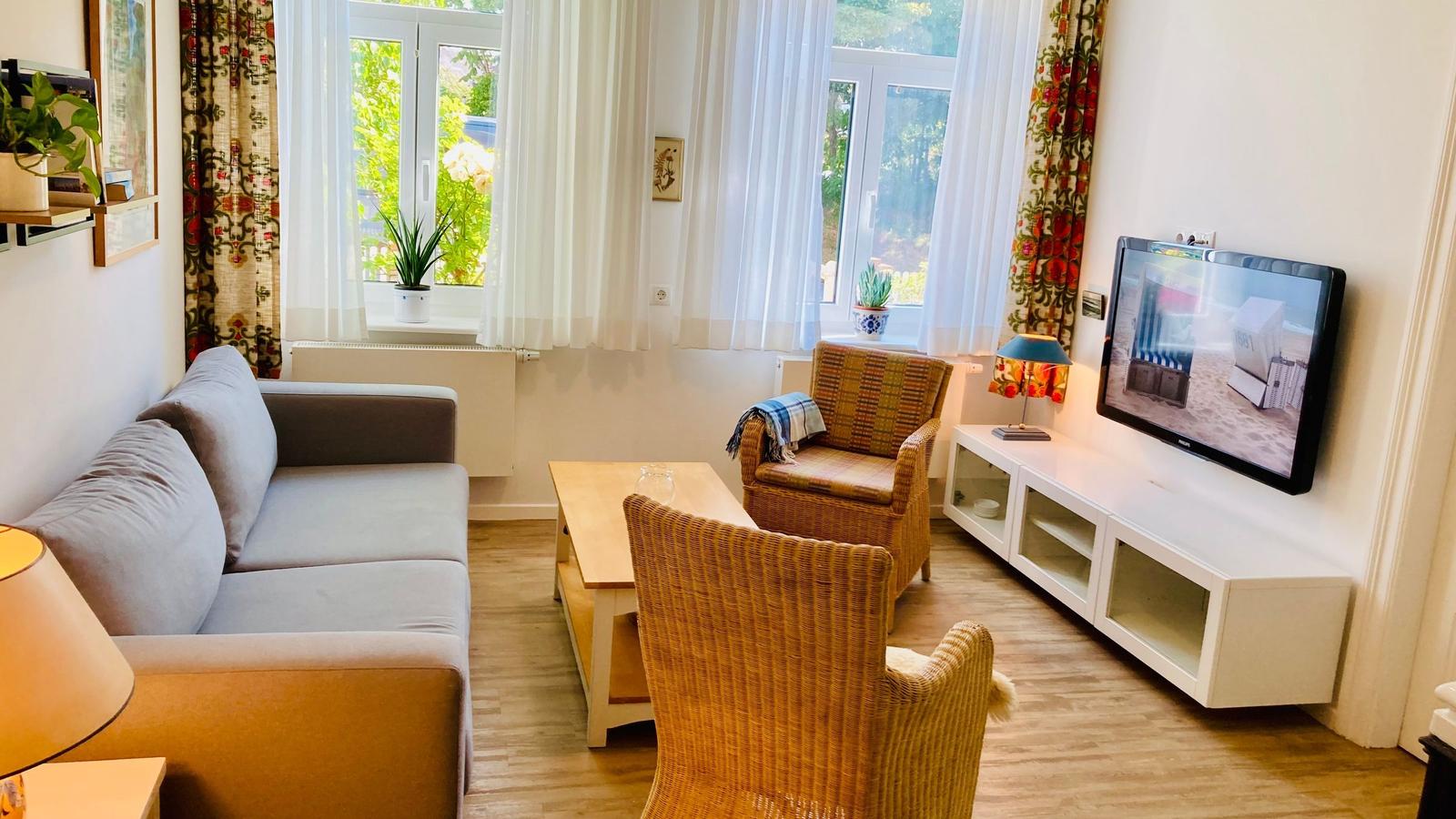 Wohnzimmer mit Couchecke und Fernseher