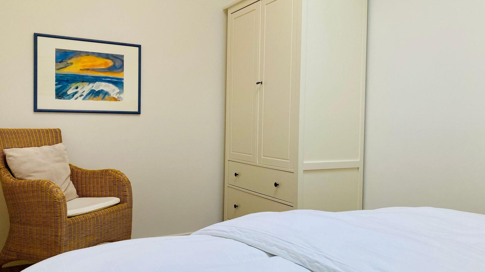 Schlafzimmer Nr. 2 mit Doppelbett, Sessel und Kleiderschrank