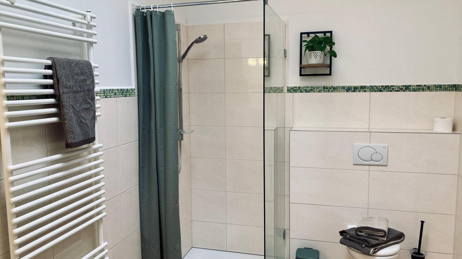Badezimmer mit Dusche / WC