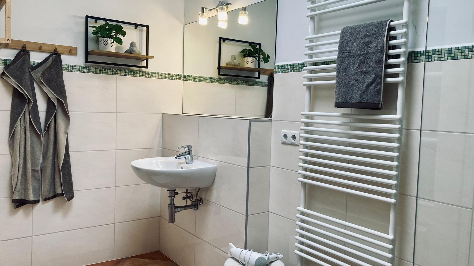 Badezimmer mit Dusche / WC, Waschbecken