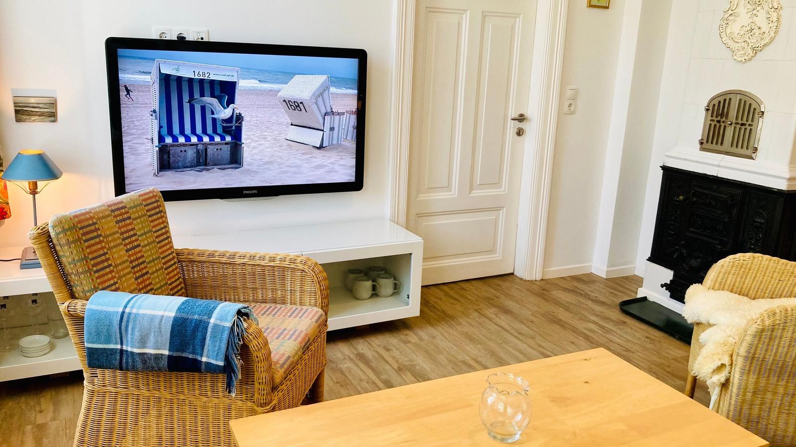 Wohnzimmer mit Sitzecke und Fernseher