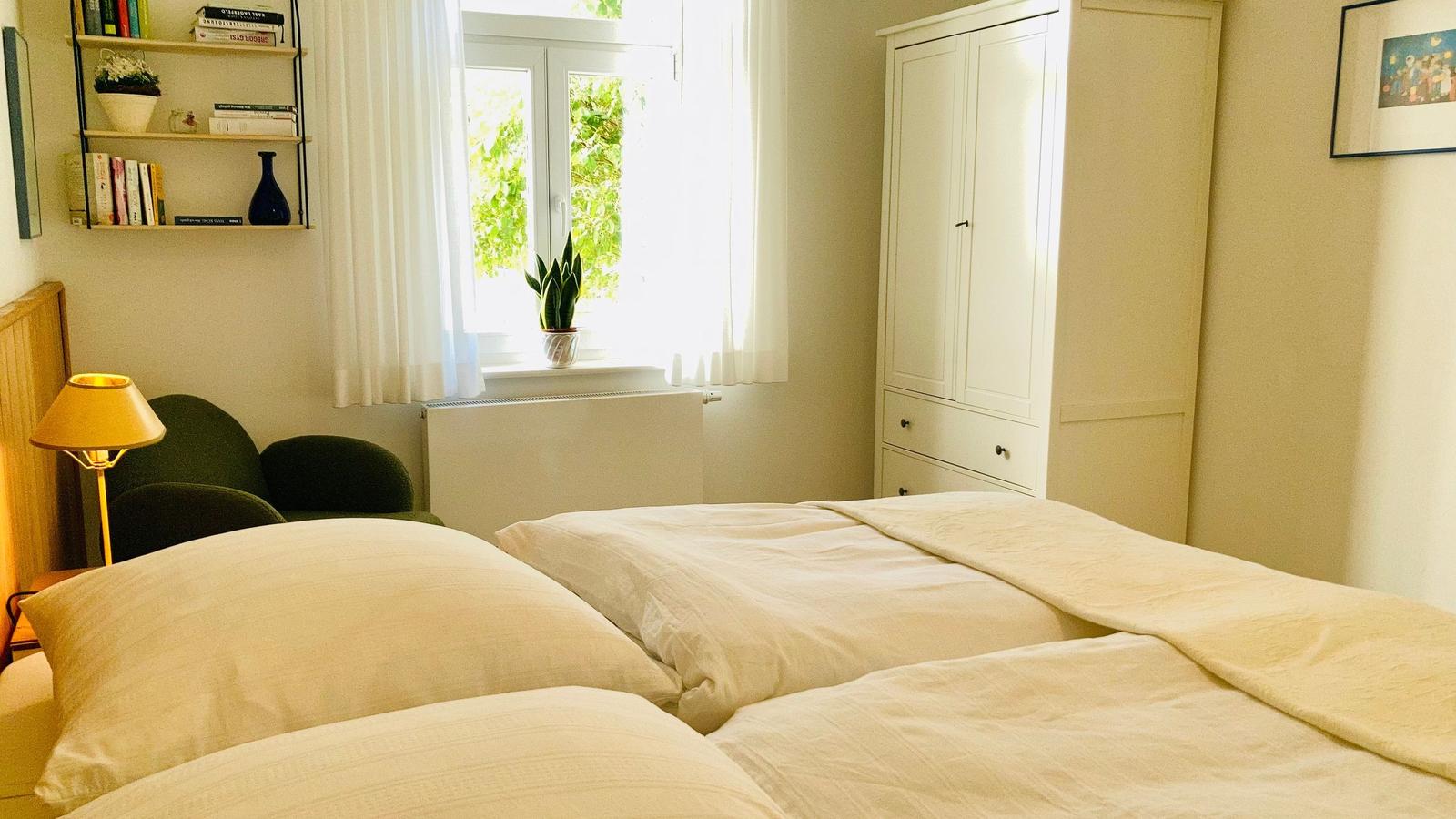 Schlafzimmer Nr. 1 mit Doppelbett und Fenster