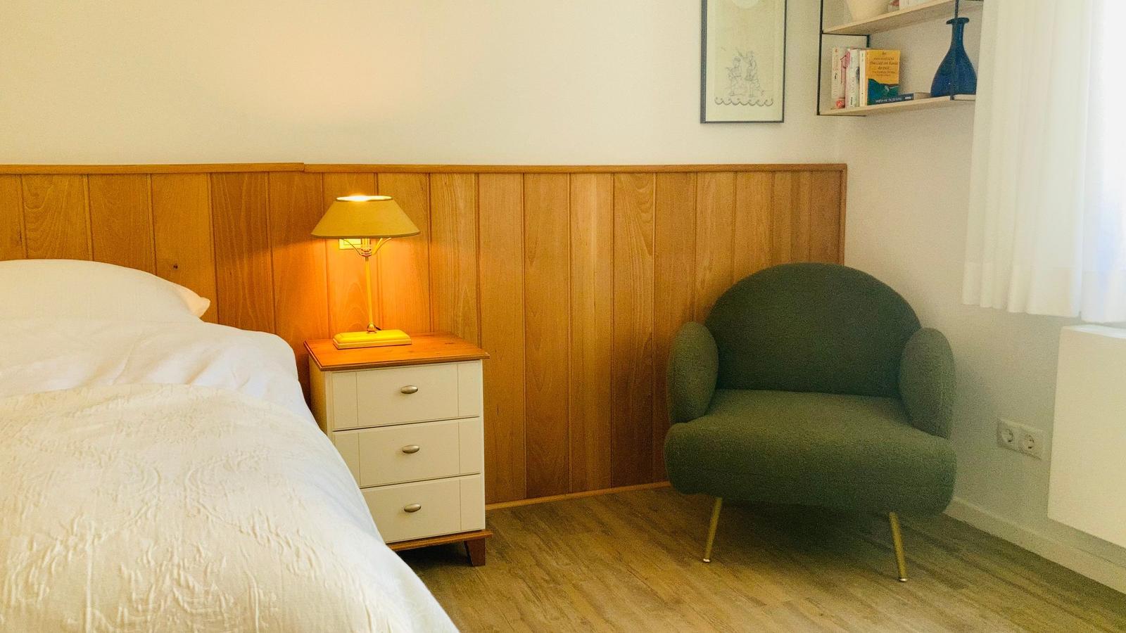 Schlafzimmer Nr. 1 mit Doppelbett und Sessel