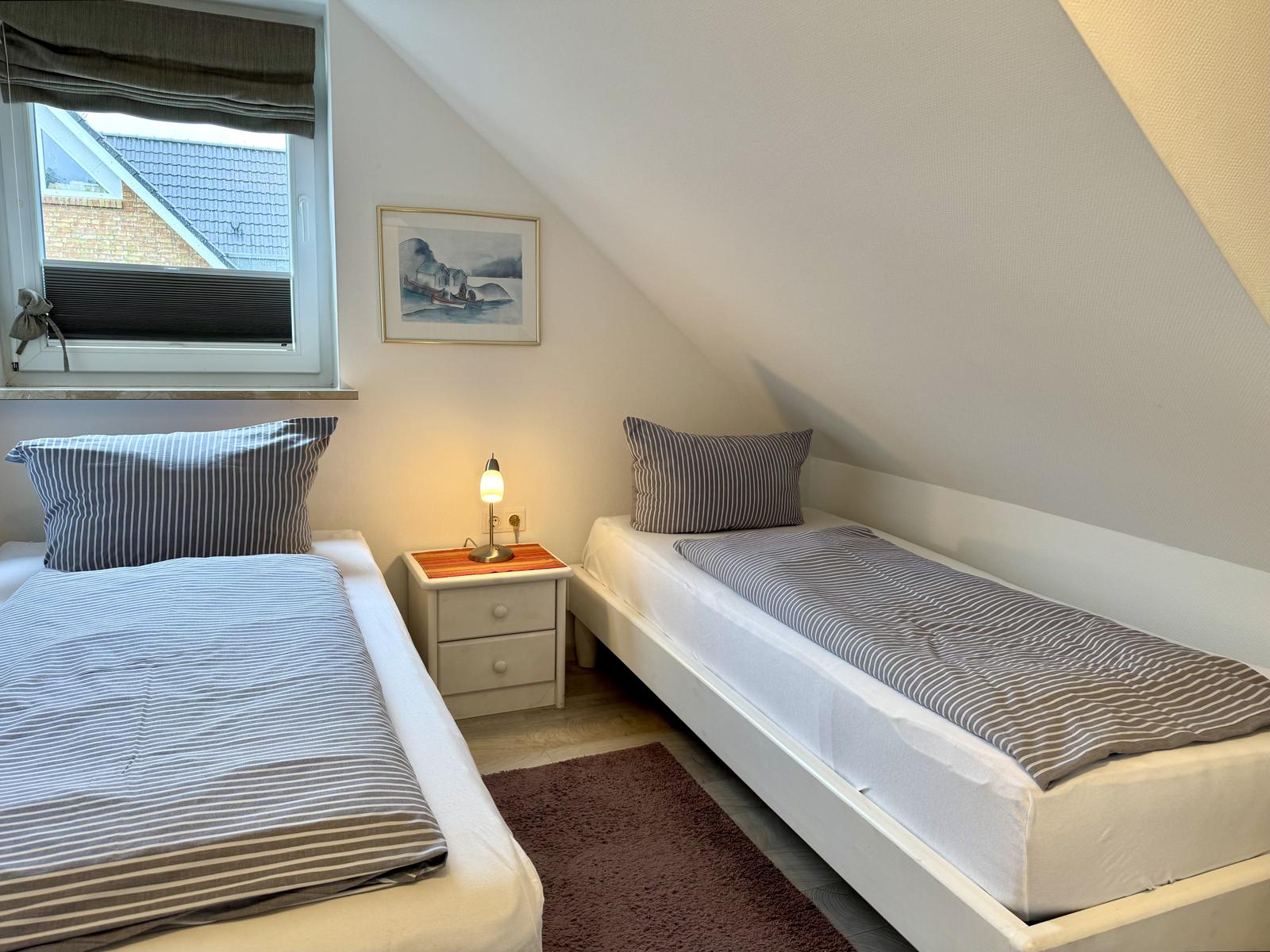 Schlafzimmer mit zwei Einzelbetten (können bei Bedarf zusammengeschoben werden)