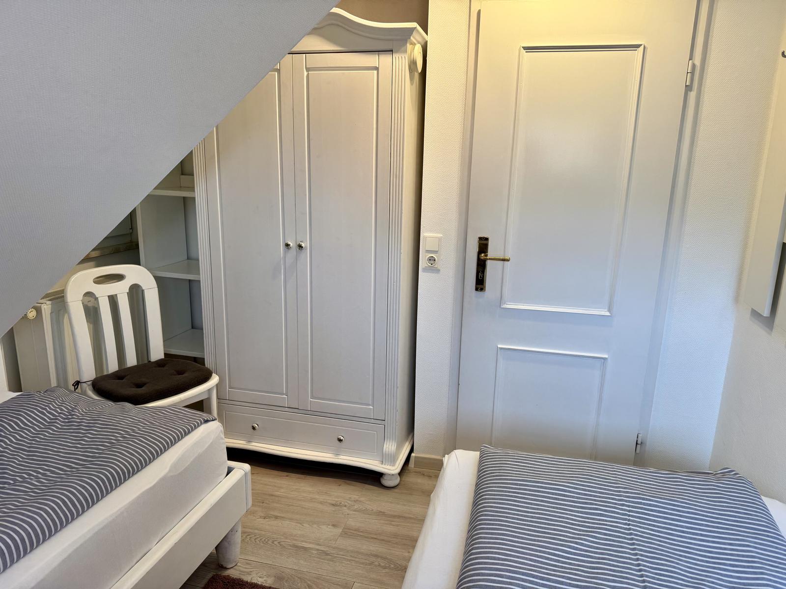 Schlafzimmer mit zwei Einzelbetten (können bei Bedarf zusammengeschoben werden)