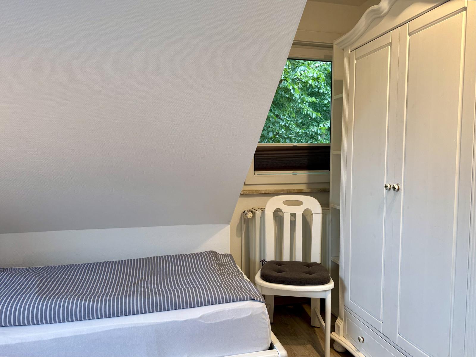 Schlafzimmer mit zwei Einzelbetten (können bei Bedarf zusammengeschoben werden)