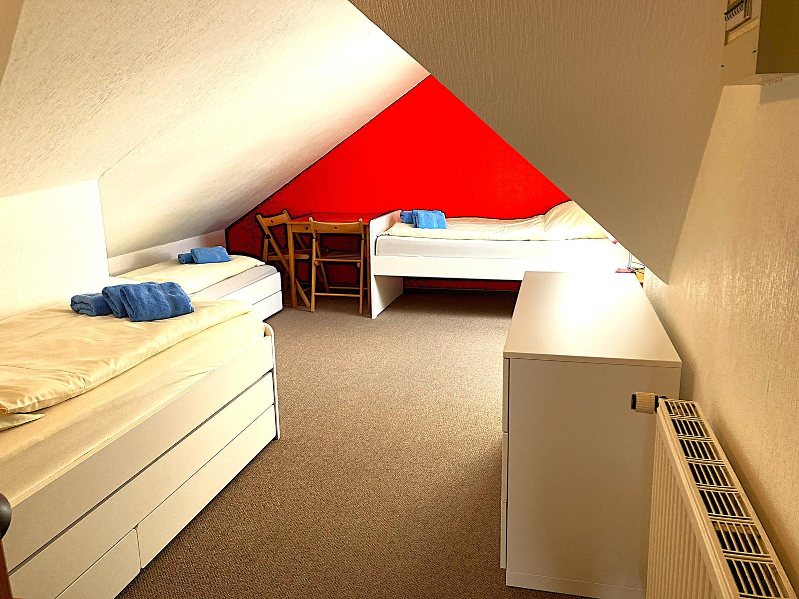 Schlafzimmer mit 2 oder 3 Einzelbetten