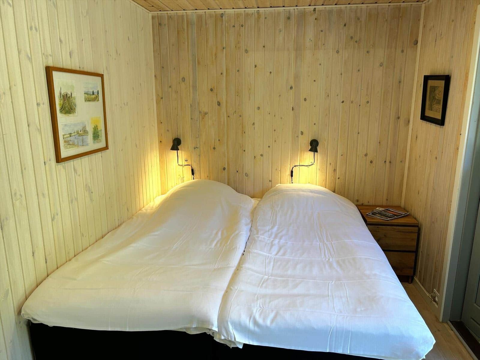Floor plan shows living and sleeping areas, kitchen, and bathroom with 180 and 200 cm beds.