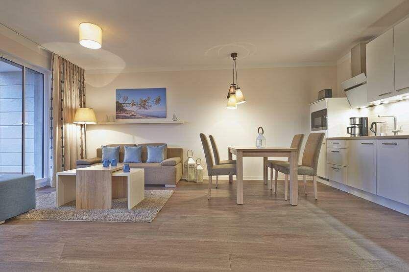 Wohn- und Essbereich mit Küchenzeile und Schlafzimmer