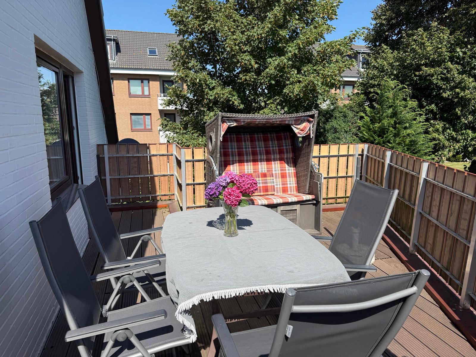 Unsere Dachterrasse mit Strandkorb und Gartenmöbeln ist ca. 20 qm groß – ideal zur Entspannung und zum Sonnenbaden